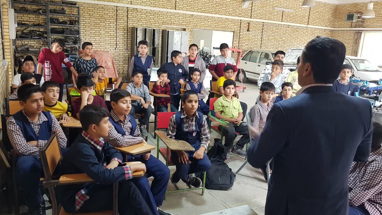 بازدید دانش آموزان پسرانه شاهد امام رضا (ع) شهرستان از مرکز آموزش فنی و حرفه ای کاشمر