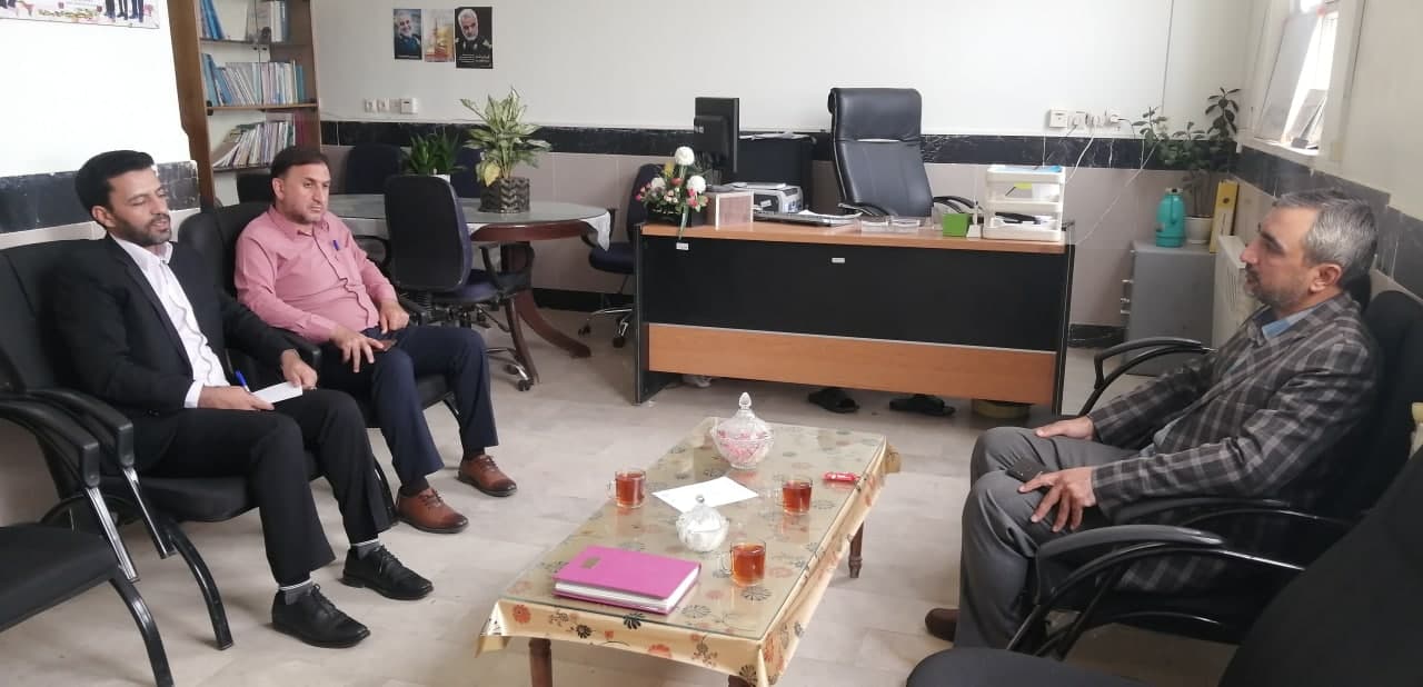 نشست مشترک  عربی رئیس مرکز آموزش فنی و حرفه ای خلیل آباد با آقای سروری معاون آموزش و پرورش