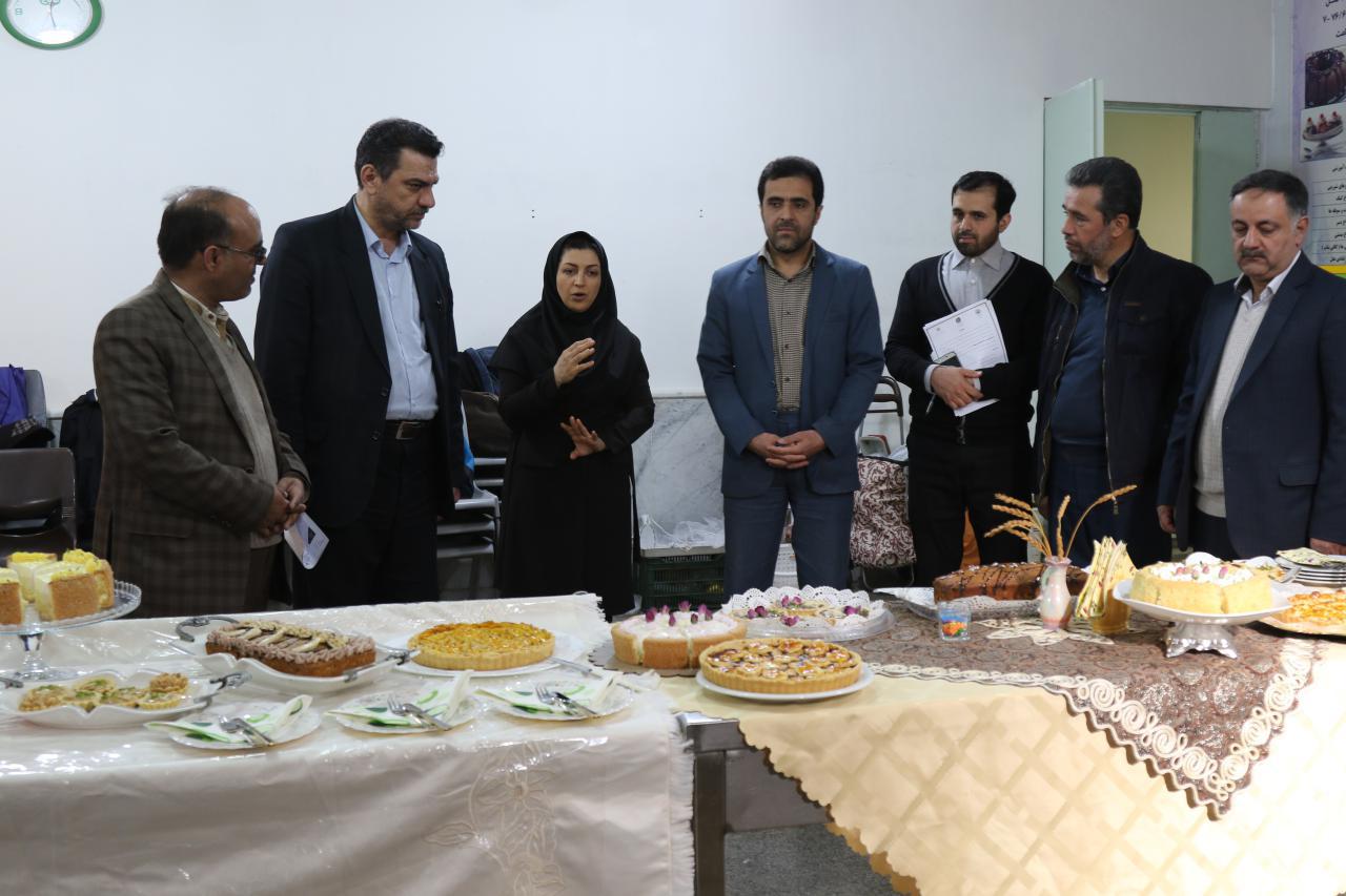 بازدید شهردار منطقه 12 مشهد از آزمون پایان دوره کارآموزان رشته شیرینی پزی
