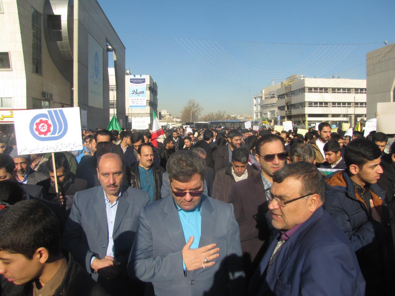 حضور گسترده کارکنان آموزش فنی و حرفه ای خراسان رضوی در راهپیمایی بزرگداشت حماسه 9 دی ماه