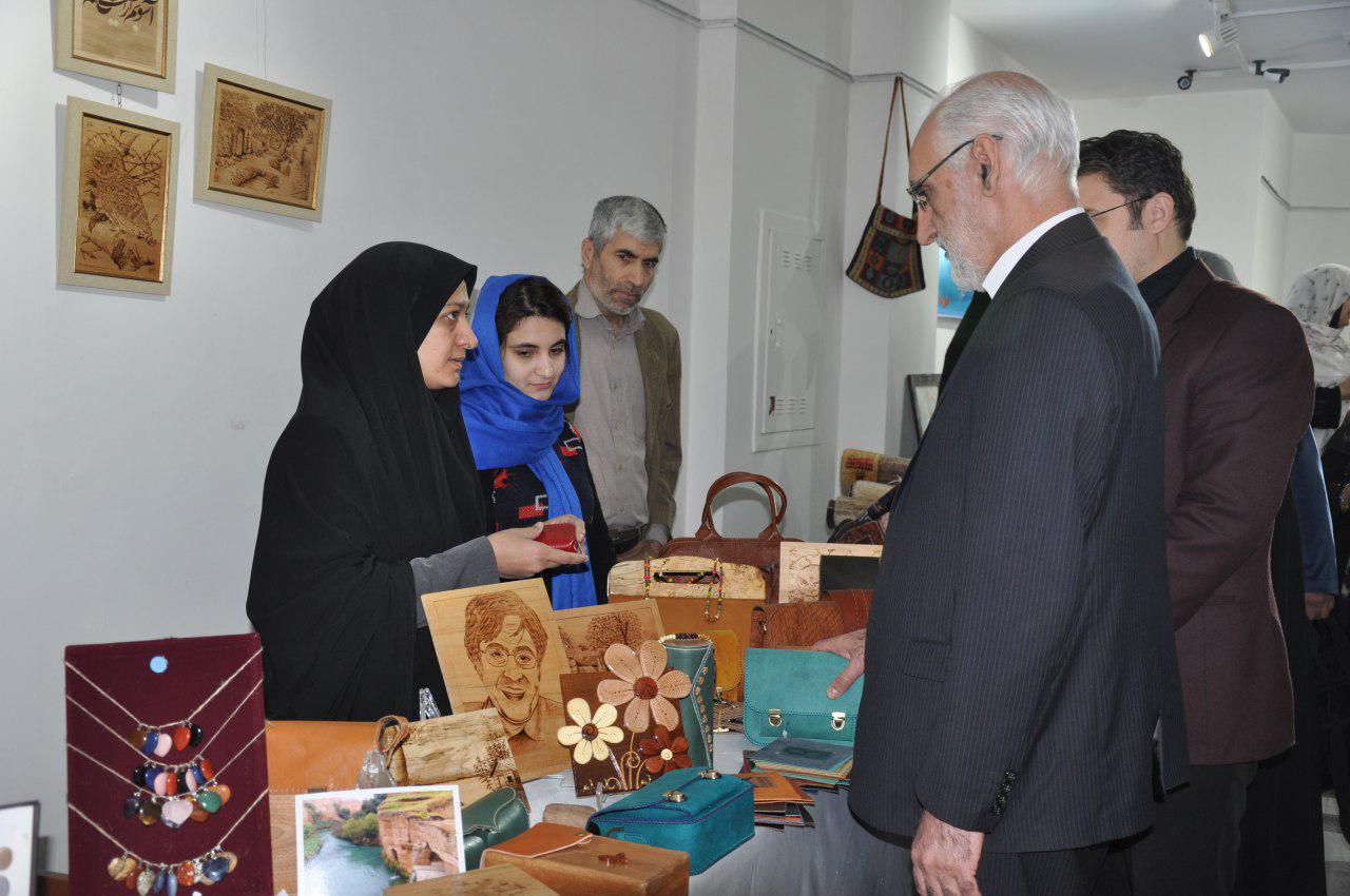 بازدید فرماندار مشهد از غرفه مرکز آموزش فنی و حرفه ای خواهران مشهد در نمایشگاه بانوان و دختران توانمند و کارآفرین