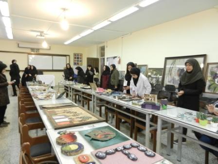 برپایی نمایشگاه آثار هنری پایان دوره کارآموزان دوره آموزشی حرفه "نقاشی روی سنگ" در مرکز آموزش فنی و حرفه ای خواهران مشهد
