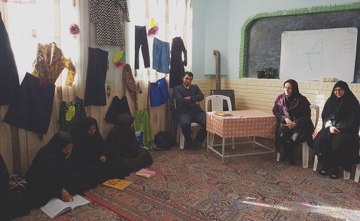بازدید رئیس مرکز آموزش فنی و حرفه ای کاشمر از دوره آموزش دوزنده لباس بدون الگو روستای حاجی آباد