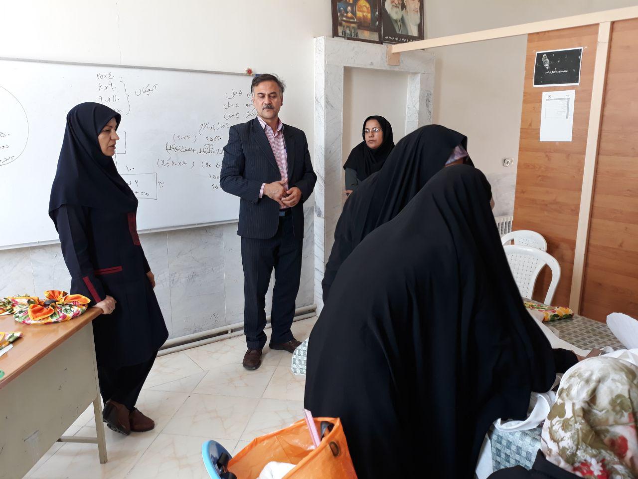حضور ریاست محترم مرکز شماره 22 بجستان در محل کارگاه های آموزشی فعال واحد خواهران و تقدیر از کار آموزان دختر به مناسبت هفته کرامت و روز دختر