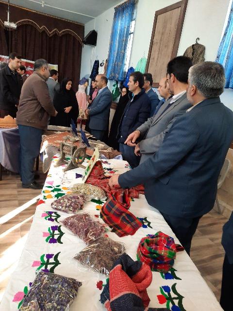 افتتاح نمایشگاه دستاوردهای کارآموزان مرکز رشتخوار در دهه مبارک فجر