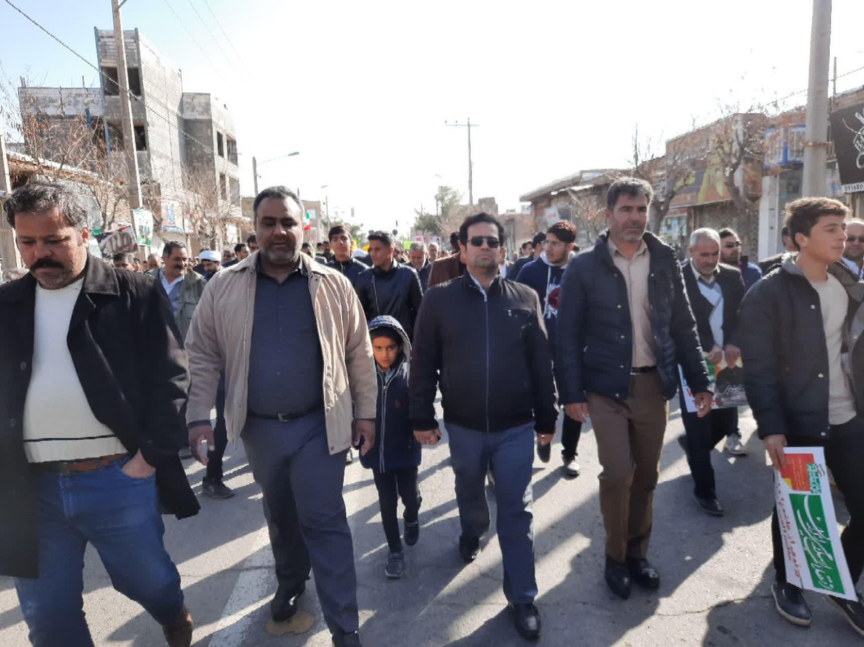 شرکت کارکنان مرکز آموزش فنی و حرفه ای رشتخوار در مراسم 22 بهمن